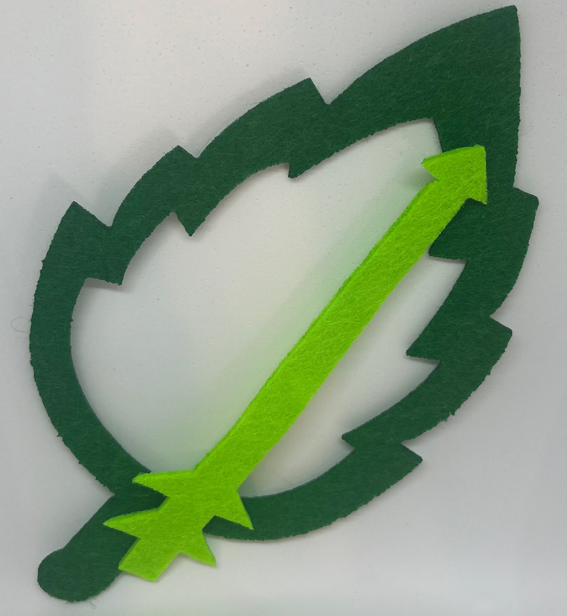 These felt markers are lightweight and easy to position, ensuring that they won't distract or discomfort your baby during photoshoots. Their compact size also makes them convenient for storage and transport. Made of soft felt, the set includes a dark green leaf to highlight the baby's monthly age and a light green arrow to underline weeks or months.