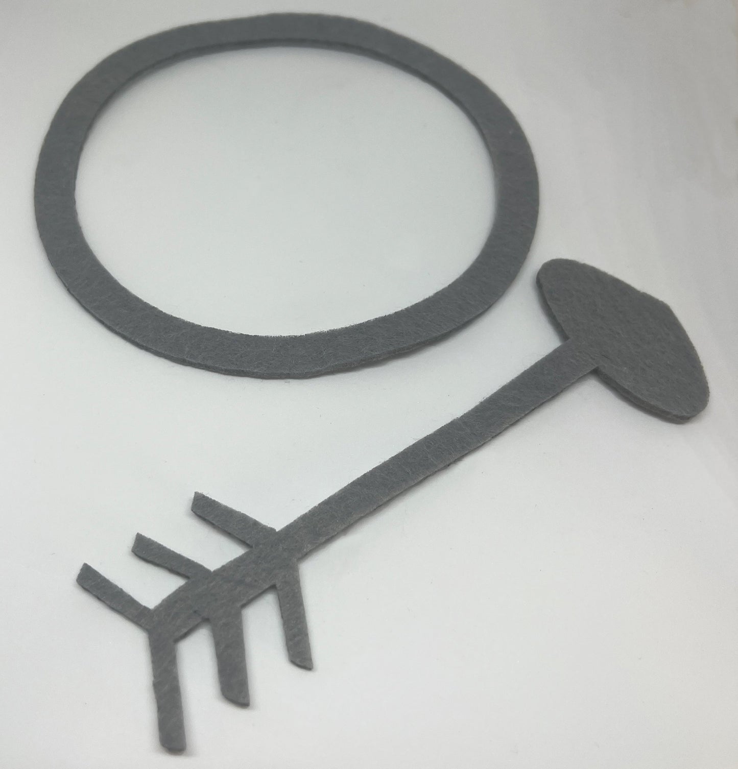 These felt markers are lightweight and easy to position, ensuring that they won't distract or discomfort your baby during photoshoots. Their compact size also makes them convenient for storage and transport inside a clear, reusable ziplock bag. Gray Circle: 4.75” circumference & Gray Arrow: 5.5” H x 1.5” H