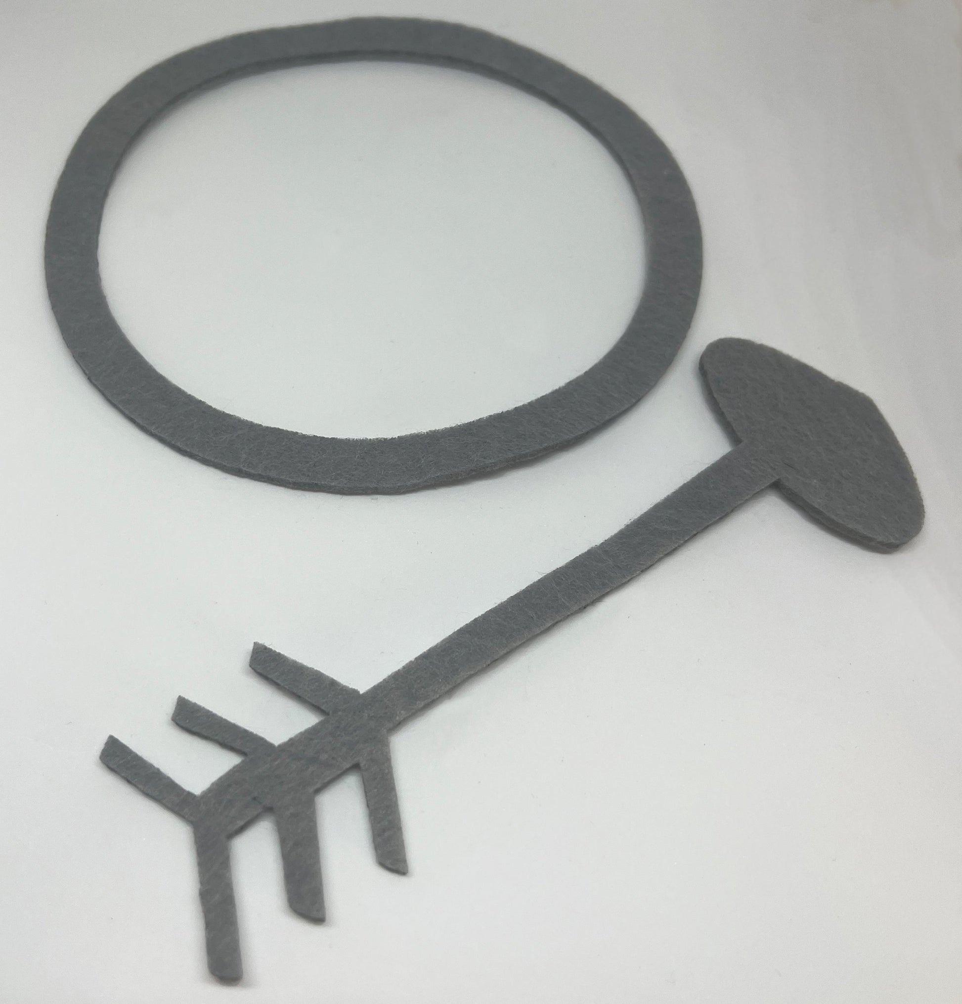 These felt markers are lightweight and easy to position, ensuring that they won't distract or discomfort your baby during photoshoots. Their compact size also makes them convenient for storage and transport inside a clear, reusable ziplock bag. Gray Circle: 4.75” circumference & Gray Arrow: 5.5” H x 1.5” H