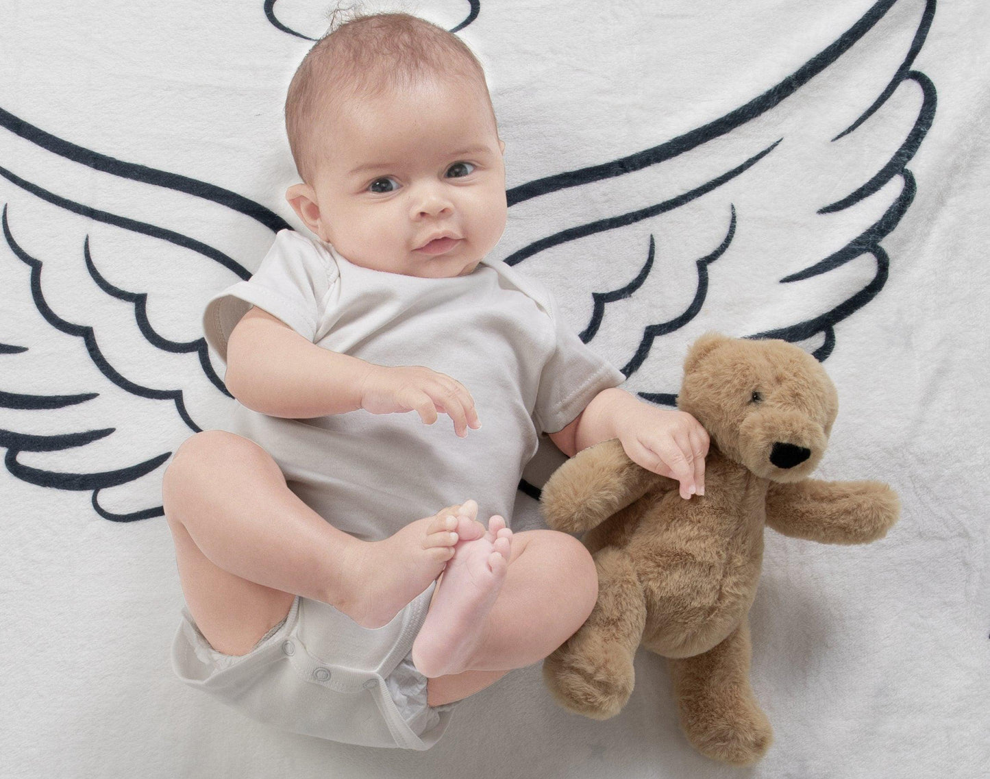 Whether it's the first smile, the first step, or the first laugh, you'll have everything you need to document these precious milestones. It is the best baby gift basket for baby showers, birthdays, or simply to welcome a new arrival into the